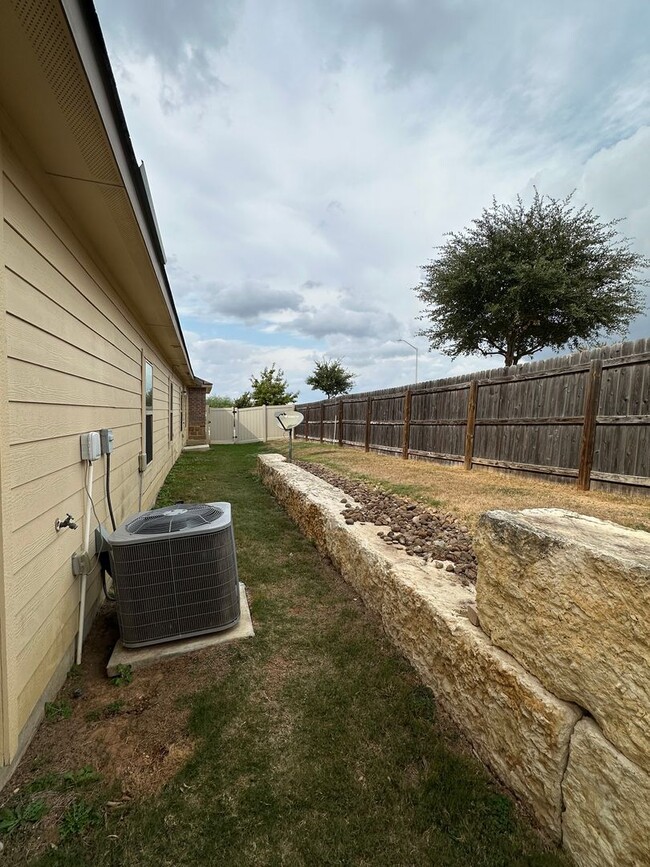 Building Photo - Spacious 3/2 Duplex in New Braunfels