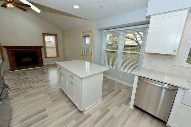 Building Photo - Gourmet Kitchen!