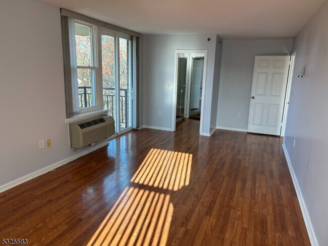 Building Photo - 300 Main St