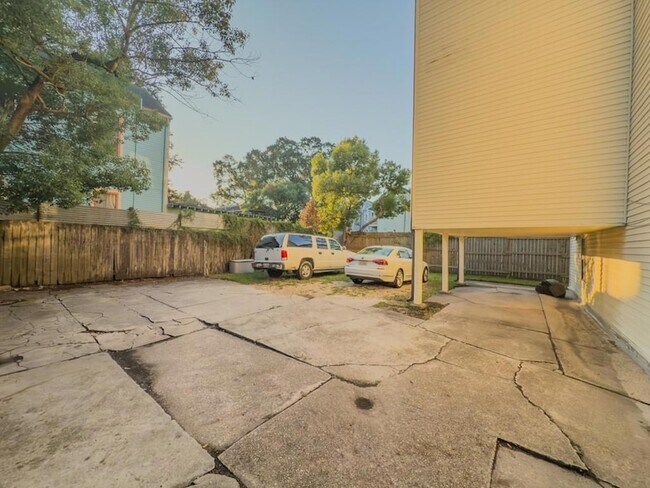 Building Photo - 2229 Napoleon Ave