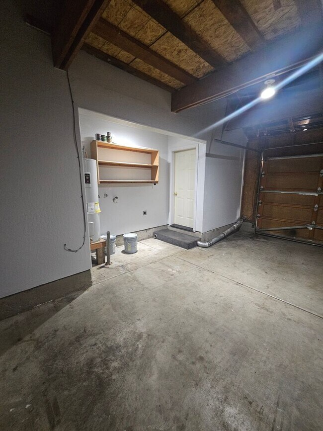 Building Photo - 3 Bedroom Home Near Schools!