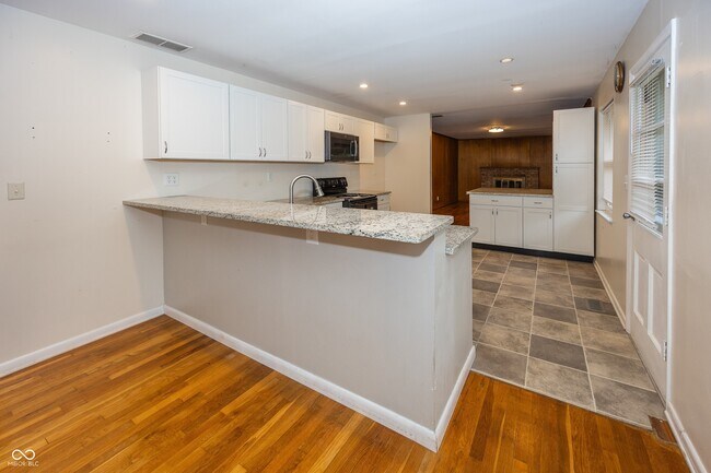 Building Photo - 628 Ash Dr