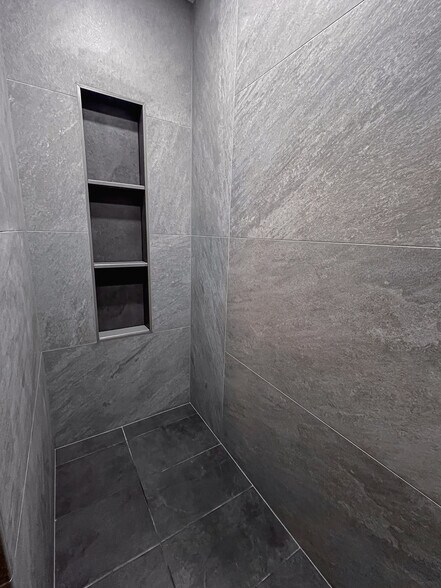 second bath - 5713 Brewer House Cir