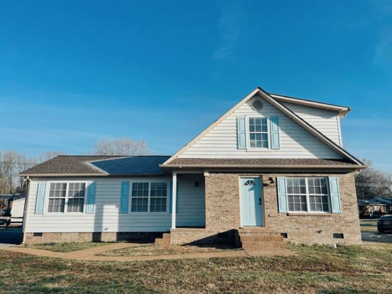 Exterior - Duplex - Two story is for rent - 424 Sioux Trail