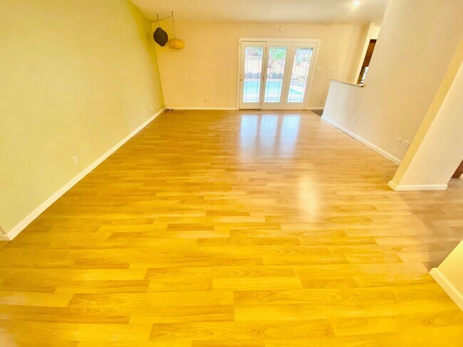Building Photo - SPACIOUS SINGLE-STORY HOME 3 BEDROOM & 3 B...