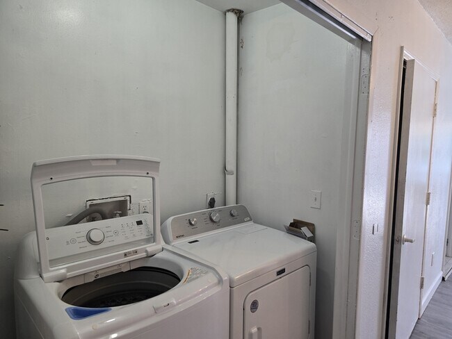 Building Photo - 1624 Coral Way