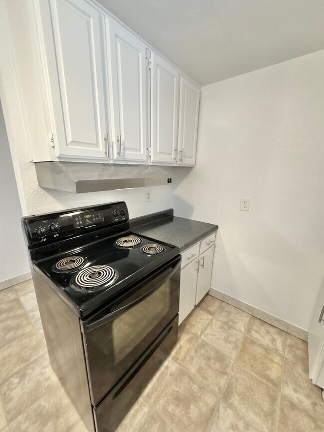 Building Photo - Immaculate, Updated, & Bright Home in West...