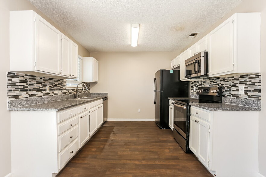 Building Photo - 2423 Scanlon Dr