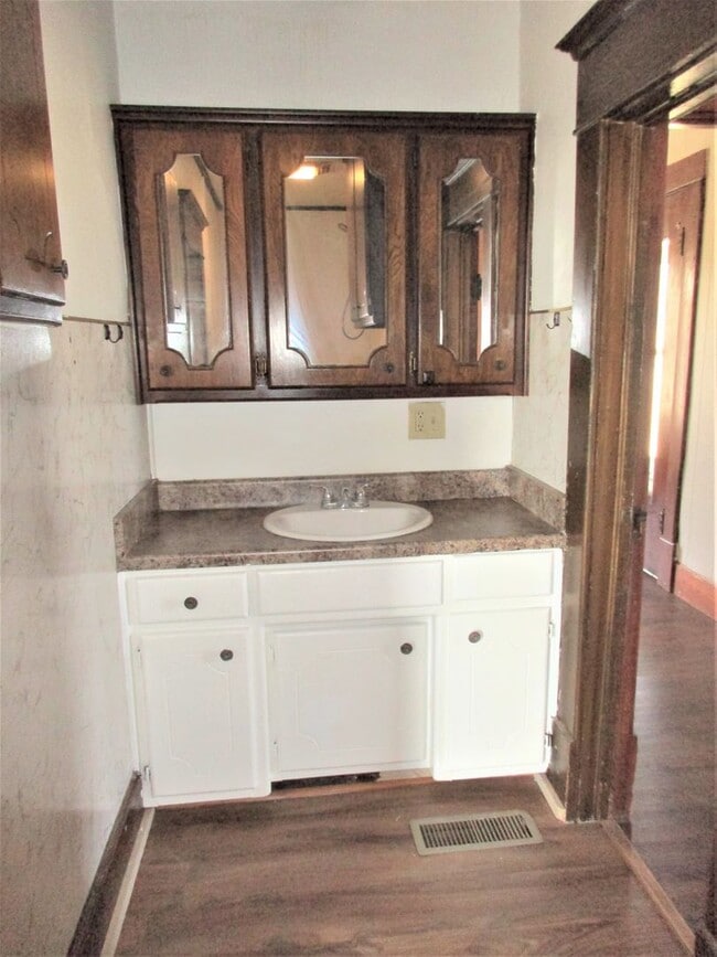 Building Photo - Absolutely Adorable!