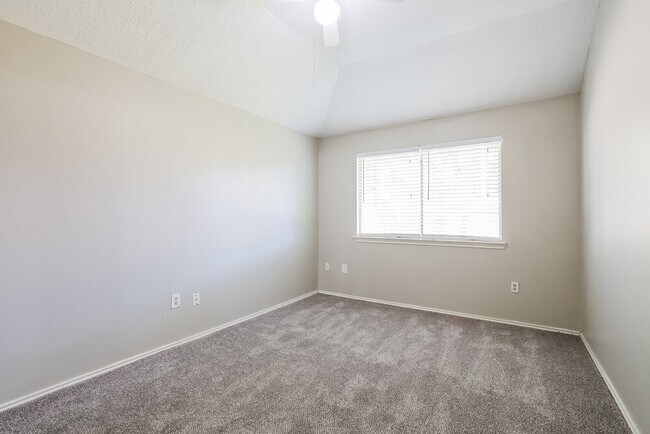 Building Photo - 8215 Eastern Bluebird Dr