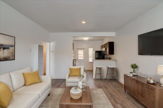 Building Photo - Golden Hill 2 Bed / 1 Bath/ 2 Parking Spac...