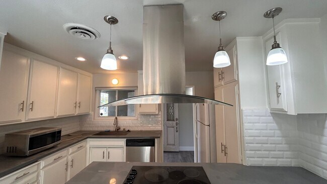 Building Photo - 2960 Cabrillo Dr