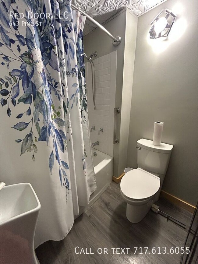 Building Photo - 643 Pine St