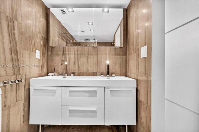 Building Photo - 2625 Collins Ave