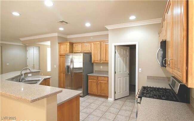 Building Photo - 10488 Riva De Fiore Ave