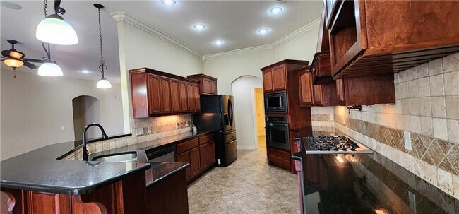 Building Photo - 4000 SW Hollowbrook St