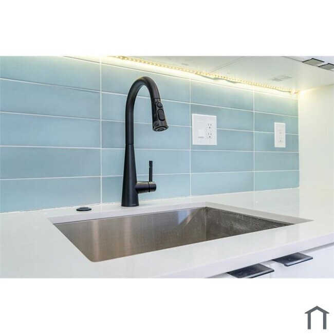 Building Photo - 2717 N Howard St