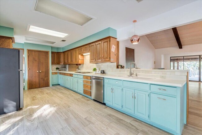 Building Photo - 904 Willow Creek Cir