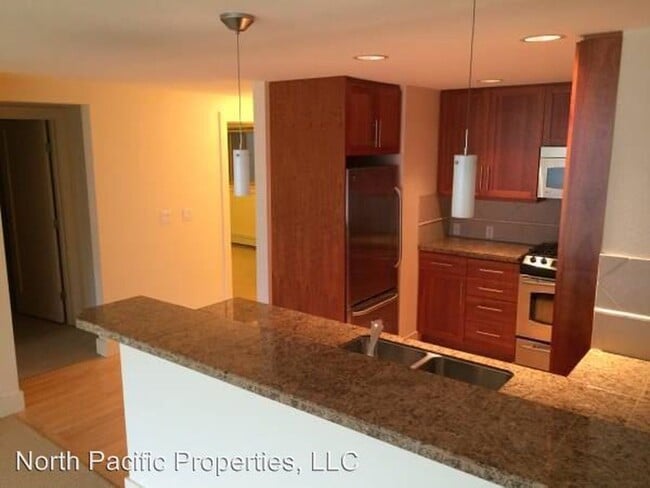 Building Photo - Modern 2 Bedroom Queen Anne Condo
