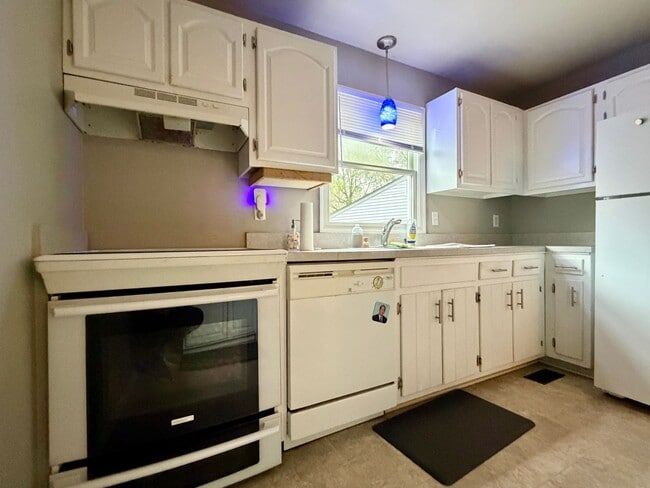 Building Photo - Charming 3bdr Brick Rancher in the Heart of Williamsburg, VA