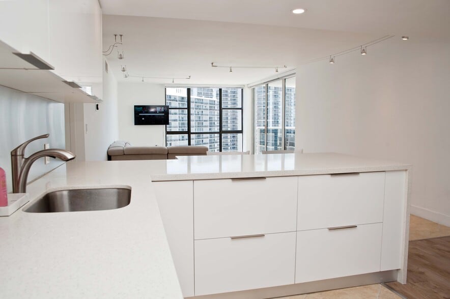 Building Photo - 3675 N Country Club Dr