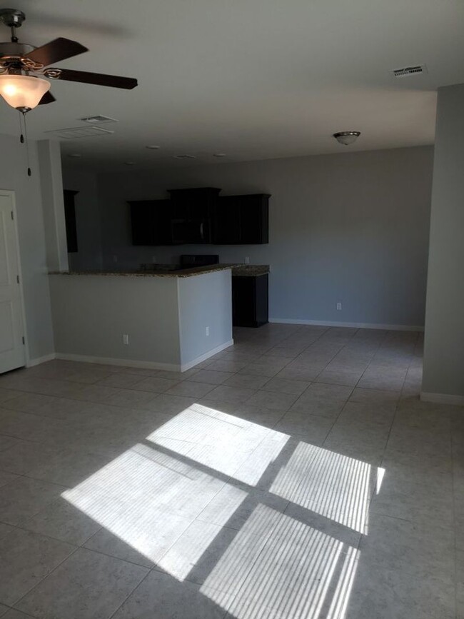 Building Photo - 4 bedrooms/2.5 bath over 2,000 square feet