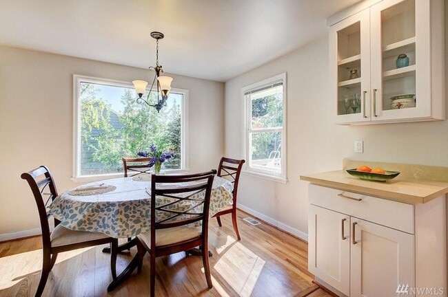 Building Photo - Serene Wedgwood home