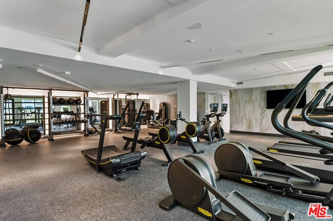 Building Photo - 2455 Overland Ave