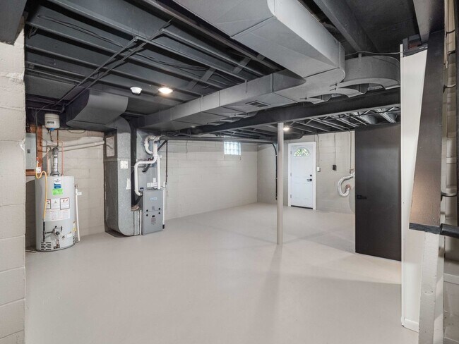 Building Photo - AVAILABLE NOW! STUNNING 3 BEDROOM IN PENN ...