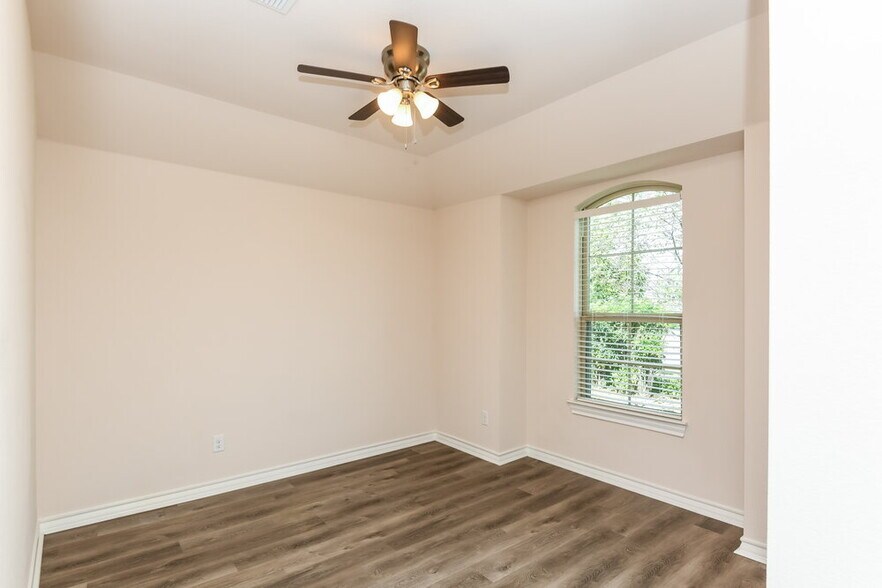 Building Photo - 917 Linden Dr