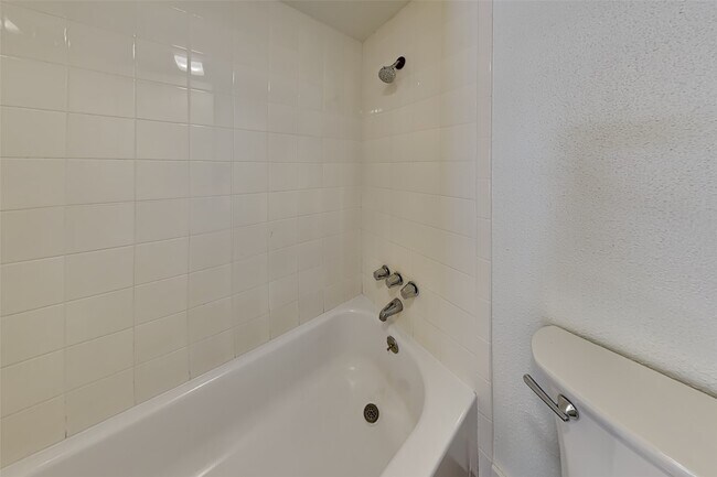 Building Photo - 2100 Tanglewilde St