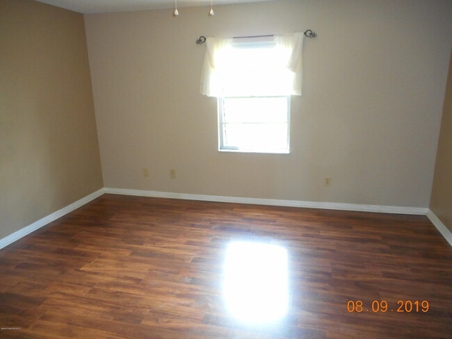 Building Photo - 1010 Pine Tree Dr