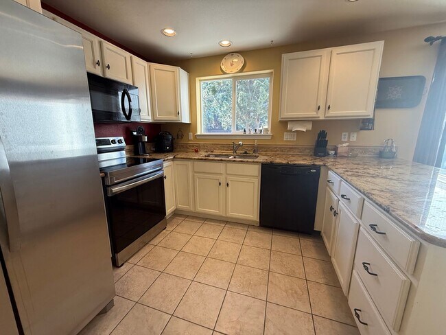 Building Photo - Spacious 4 Bed, 3 Bath Home - Terrango Glen