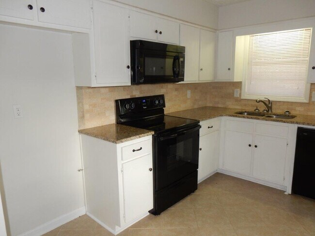 Building Photo - 8110 Trafalgar Way