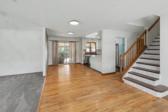 Building Photo - 305 Mesa Dr
