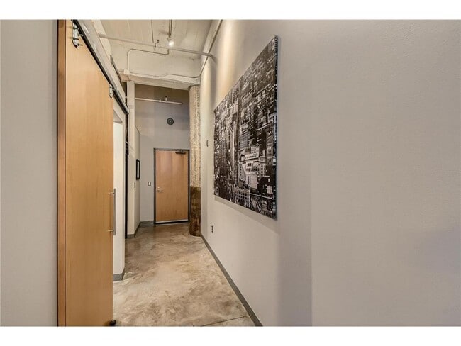 Building Photo - 700 N Washington Ave