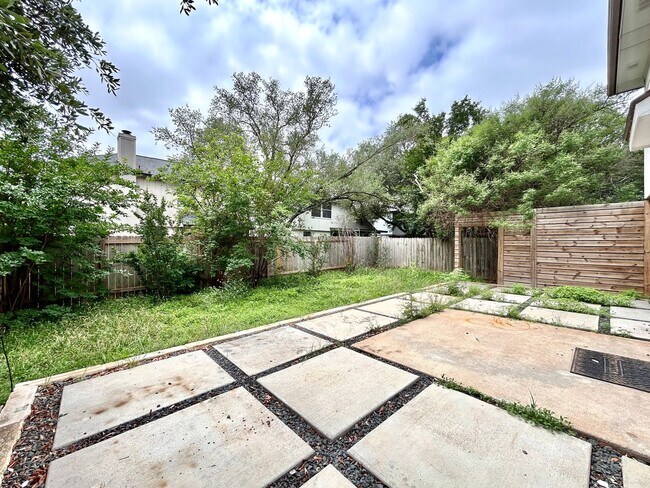 Building Photo - Beautiful 3/BR 2.5/BA Home with Modern Fin...