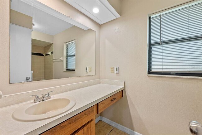 Building Photo - 525 Garden Heights Dr