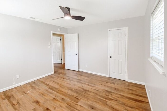 Building Photo - Available Now! Newly Remodeled 4 Bed 3 Bat...