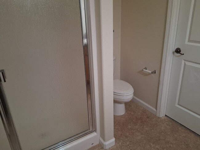 Building Photo - Cute, clean 2 bedroom upstairs apartment with patio.