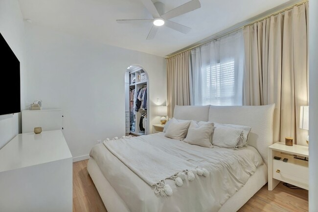 Building Photo - 302 S Saint Mary Ave