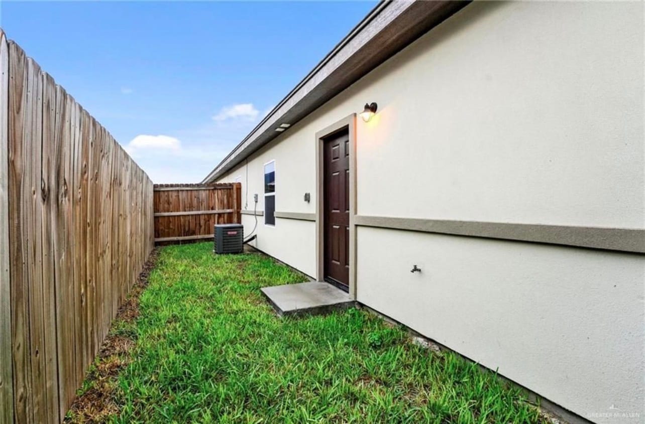 Building Photo - 908 W La Pointe Ave