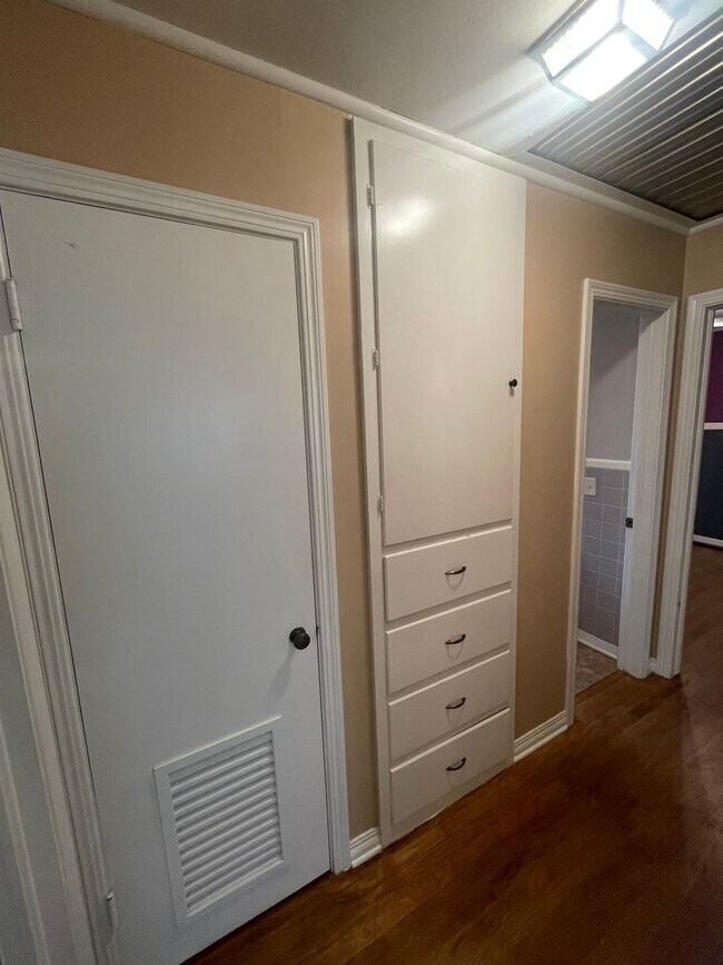 Building Photo - 4 bed 2 bath 2 car, Great Character and st...