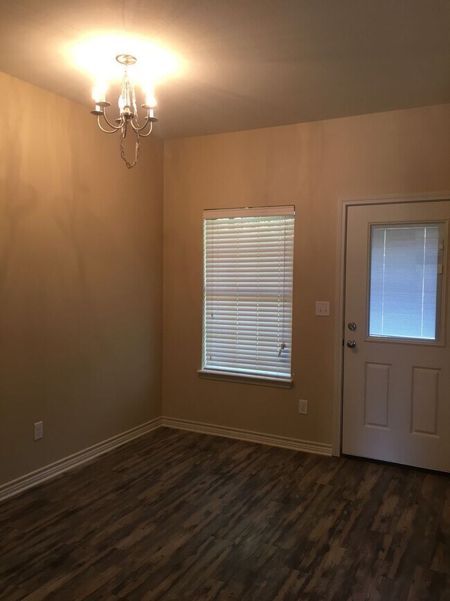 Building Photo - 115 Pinebrook Pl