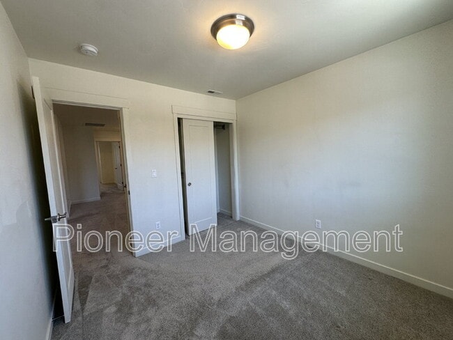 Building Photo - 2372 NE Victor Pl