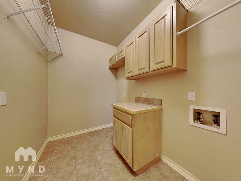 Building Photo - 914 Almadin