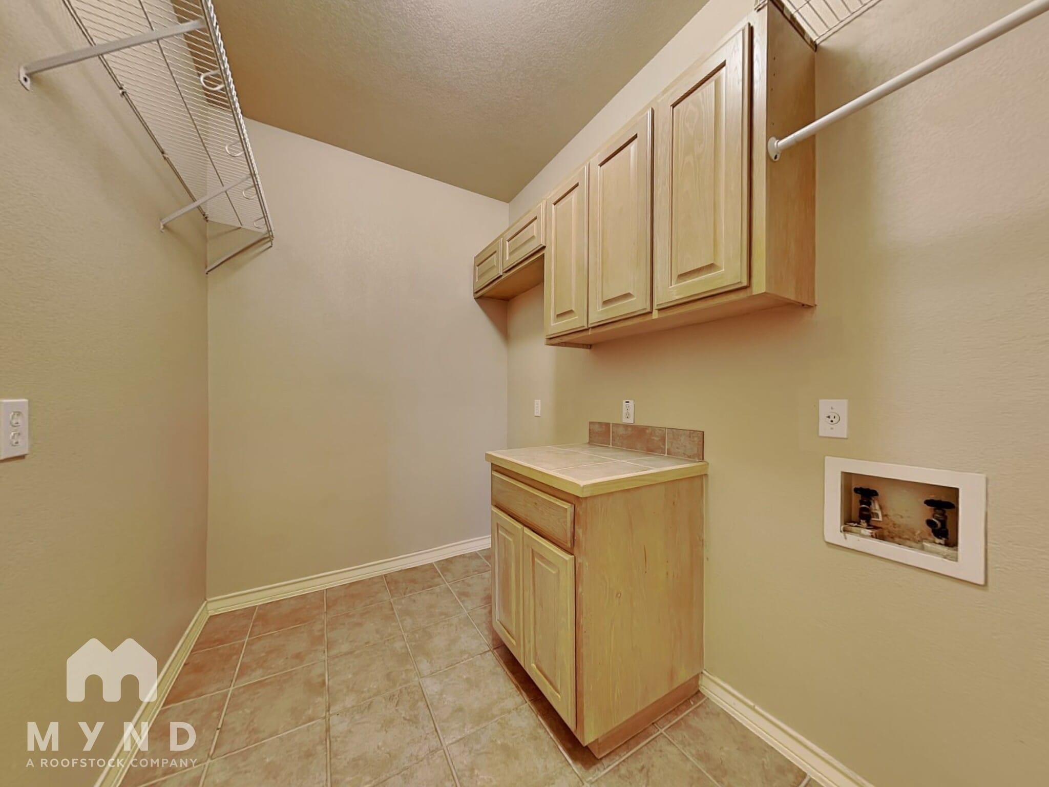 Building Photo - 914 Almadin