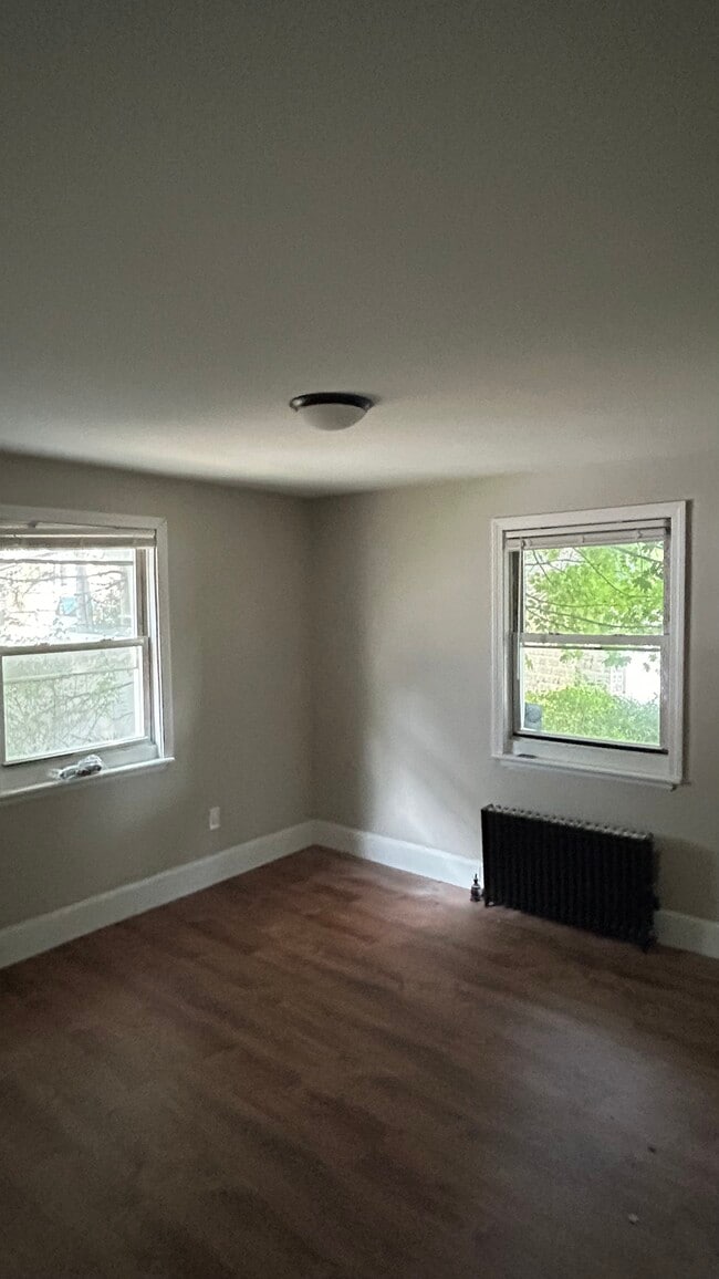 Building Photo - 121 Maple St