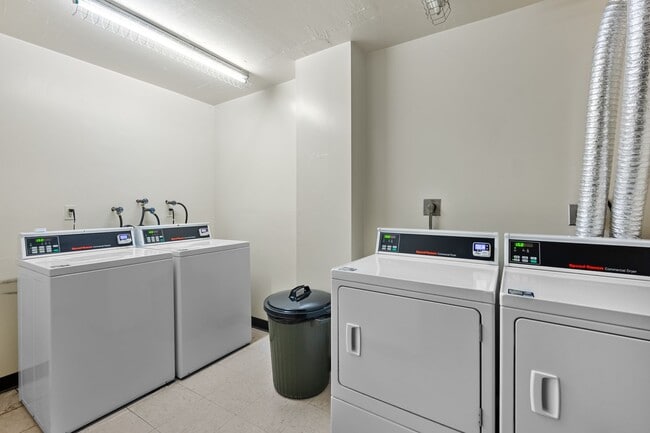 Building Photo - Spacious Renovated Dupont Circle Condo Walking Distance to Metro!