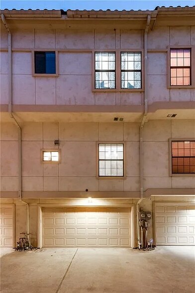 Building Photo - 1008 Pavillion St